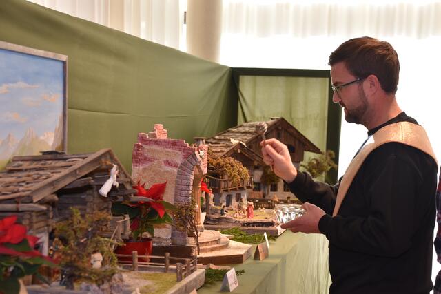 Pfarrkurator Andre Nardin segnete die unterschiedlichen Werke. | Foto: Kainz