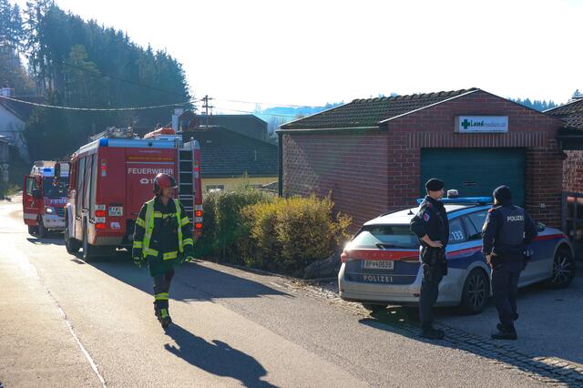 Ein 81-jähriger Welser kracht beim Abholen seiner Gattin mit dem eigenen Pkw gegen die Wand einer Arztpraxis in Steinerkirchen. | Foto: laumat.at