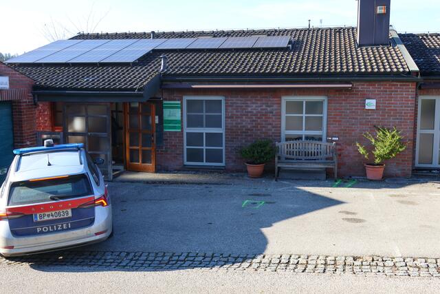 Ein 81-jähriger Welser kracht beim Abholen seiner Gattin mit dem eigenen Pkw gegen die Wand einer Arztpraxis in Steinerkirchen. | Foto: laumat.at