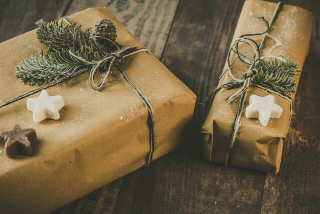 Spätestens am 24. Dezember sollen die Weihnachtsgeschenke verpackt unter dem Christbaum liegen.  | Foto: Ylanite Koppens/Pexels