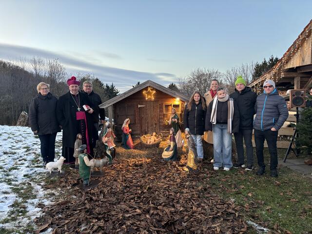 Der Jennersdorfer Stadtpfarrer Franz Brei führte die Segnung der renovierten Krippenfiguren von Familie Bücsek durch.  | Foto: Elisabeth Kloiber