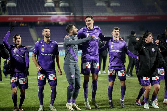 Feierten nach dem 1:0-Sieg am Sonntag, v. l: Andreas Gruber, Aleksandar Dragovic, Marvin Potzmann und Tin Plavotić. | Foto: Thomas Pichler / SEPA.Media / picturedesk.com