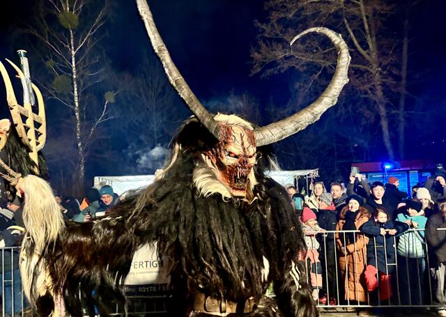 Die insgesamt elf Brauchtumsgruppen kamen nach Kumberg, um die bösen Geister zu vertreiben. | Foto: MeinBezirk