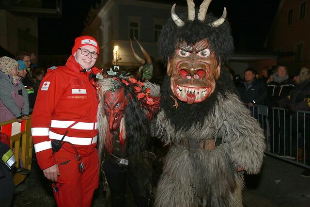 Die Roten Kreuz-Mitarbeiter mischten sich unter das Krampusvolk. | Foto: Ritsch