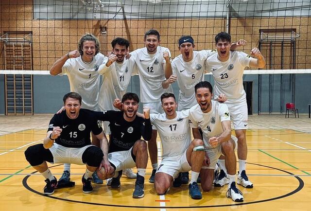 On fire: Die Feldbacher Herren 1 fuhren Siege in der Meisterschaft und im Cup ein.  | Foto: Hot Volleys 