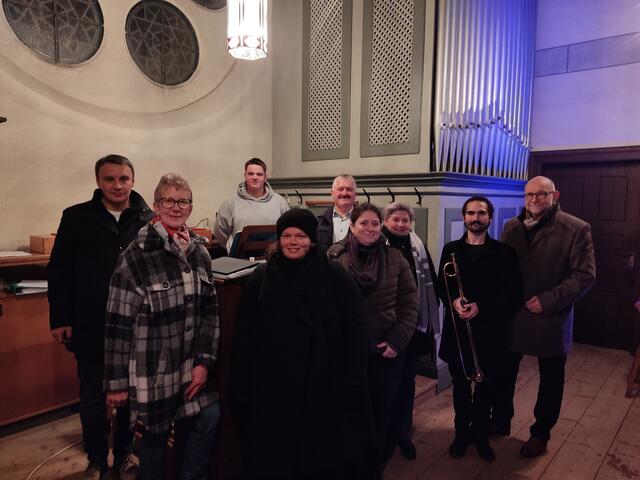 Veronika Wagner, Anton Dittrich, Reinhard Habisohn, Fiona Pollak, Franz Winkelbauer, Michaela Haidl, Daniela Loidolt, Jakob Rosenblattl und Bürgermeister Roland Datler (v.l.) vor der sanierten Orgel | Foto: Musikschule Thayaland