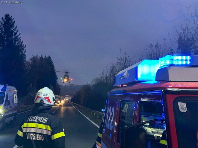 Der Rettungshubschrauber landete auf der Umfahrungsstraße, die Unfallstelle wurde ausgeleuchtet. | Foto: FF Voitsberg