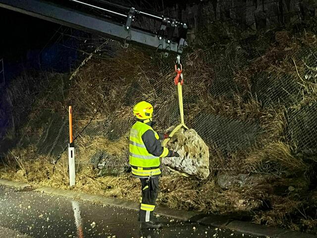 Teilweise mehrere hundert Kilo schwer waren die Felsbrocken, die in der Nacht auf Donnerstag auf die S6 stürzten. | Foto: Freiwillige Feuerwehr Semmering