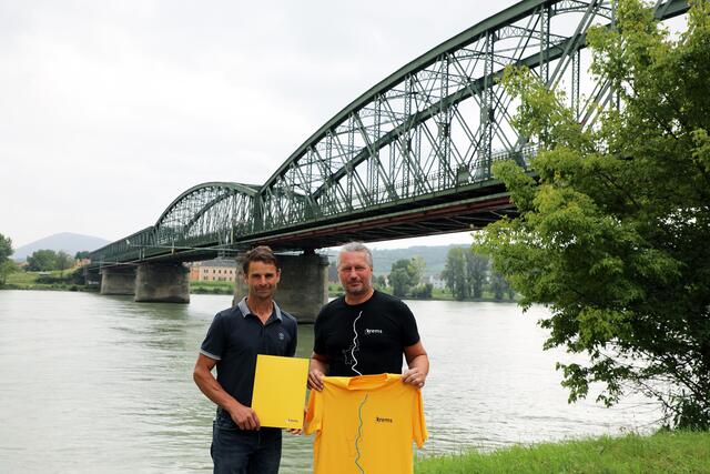 Bgm. Heinrich Brustbauer (Mautern) und Bgm. Mag. Peter Molnar vor der Mauterner Brücke beim Start der erfolgreichen Petition | Foto: Stadt Krems