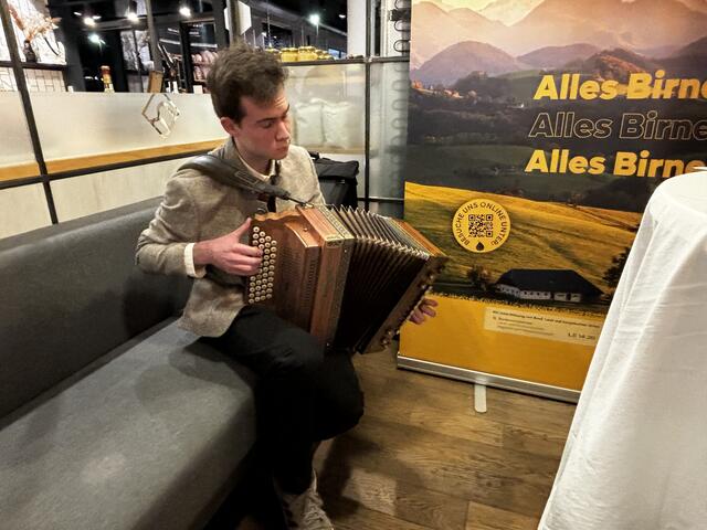 Große Mostverkostung in unserer Region: Der "Jungspund" ist der erste Most, der im heurigen Jahr in Flaschen abgefüllt wurde. | Foto: Eva Dietl-Schuller