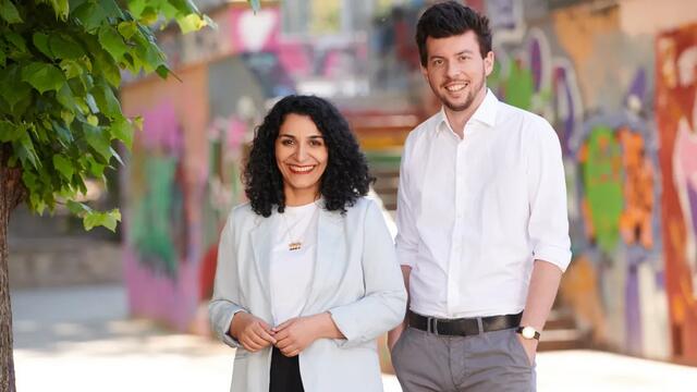 Bezirksvorsteherin Saya Ahmad (l.) und Stellvertreter, Christian Sapetschnig (r.) sind bei der Wahl 2025 wieder auf Stimmenfang. In der kommenden Wien-Wahl werden Vertreterinnen und Vertreter des Gemeinderats- und der Bezirksvertretung für die Periode bis 2030 gewählt. | Foto: Kurt Prinz