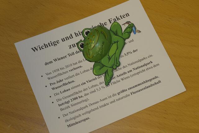 Auf jedem Sessel lag ein Flyer mit dem Titel „Wichtige historische Fakten zur LobAu“ und dazu ein Schoko-Frosch zum Mitnehmen.


-
