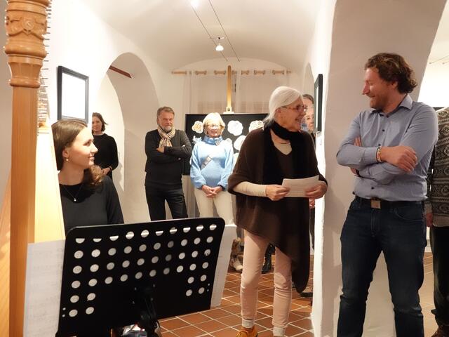 Harfenistin Sophie Ertl, Gela Hirt-Thomsen und Künstler Achim Ferrandina Goriou, der mit seiner Ausstellung „Die Entdeckung der Farbe" auch auf die Neuinterpretation alter Meister setzt.
