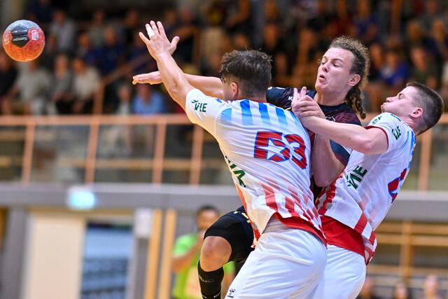 Marian Schweiger (Leoben) setzt sich gegen Maximilian Danhel (Margareten) durch | Foto: GEPA pictures/ Avni Retkoceri