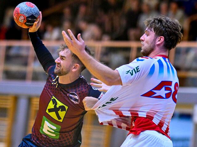 Lukas Moser (Leoben) im Zweikampf mit Velibor Maksic (Margareten) | Foto: GEPA pictures/ Avni Retkoceri