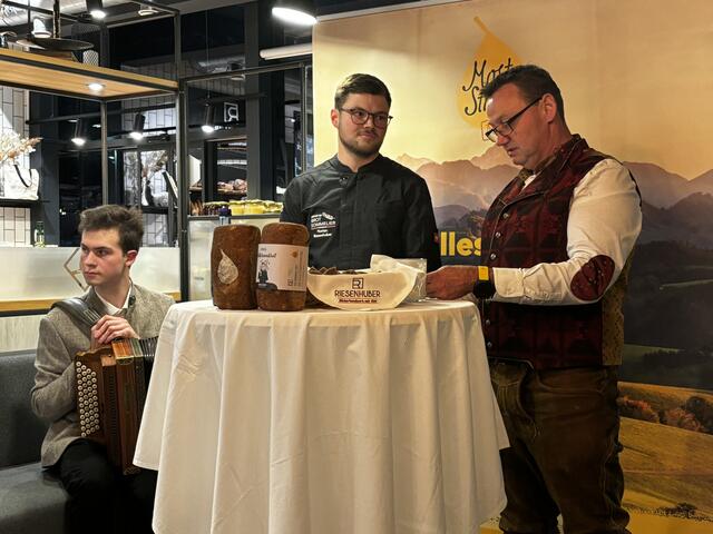 Große Mostverkostung in unserer Region: Der "Jungspund" ist der erste Most, der im heurigen Jahr in Flaschen abgefüllt wurde. | Foto: Eva Dietl-Schuller