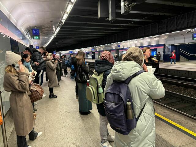 Sehr viele Menschen warten am Nachmittag auf ihren Zug in der Station Quartier Belvedere. | Foto: zVg