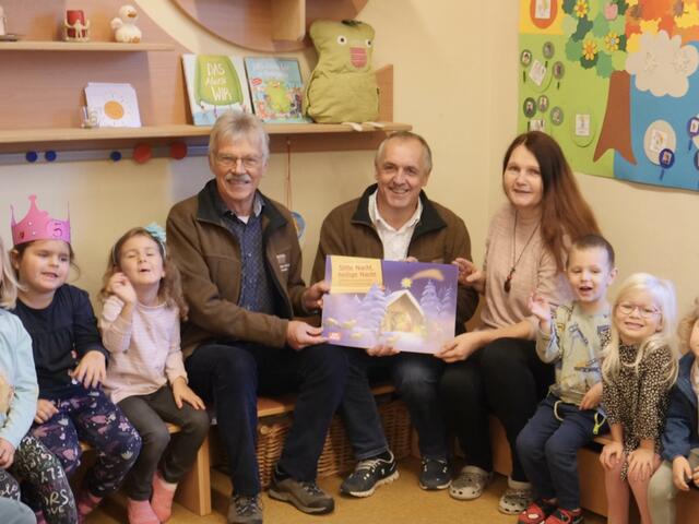Kustos Rudolf Geier, Obmann Gerhard Haring und Leiterin Gabriele Bruckbauer mit den Kindern. | Foto: FXG Gemeinschaft