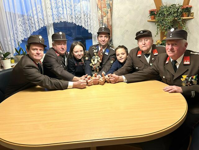 Die Feuerwehrmitglieder der Familie Fruhmann: Herbert, Manfred, Eva, Franz III., David, Franz I. und Franz II. (v.l.) | Foto: Lenz 