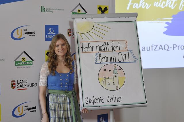 Die Landjugend Anthering hat mit ihrem Projekt "Fahr nicht fort – lern im Ort!" einen wichtigen Beitrag zur Stärkung der lokalen Gemeinschaft geleistet. Durch eine vielfältige Palette an Kursen und Aktivitäten förderten sie den Austausch von Wissen und Fähigkeiten unter den Gemeindebürgern. Besonders erwähnenswert sind die selbstgestaltete Broschüre und das ansprechende Projektlogo, das von einem Schüler entworfen wurde. "Es ist uns wichtig, die Menschen für das zu begeistern, was unser Ort zu bieten hat", betont Projektleiterin Stefanie Leitner. Das Projekt zeigt eindrucksvoll, wie junge Menschen aktiv an der Gestaltung ihrer Heimat mitwirken können. | Foto: Landjugend Salzburg