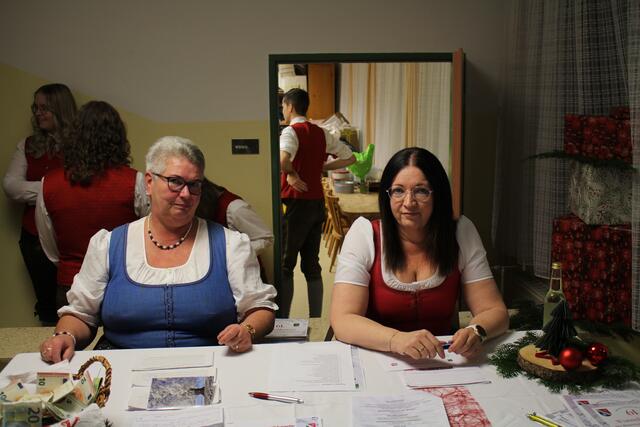 Die Marketenderinnen der Blasmusikkapelle Kainachtal Empfangen die Gäste. | Foto: Patrick Marcher