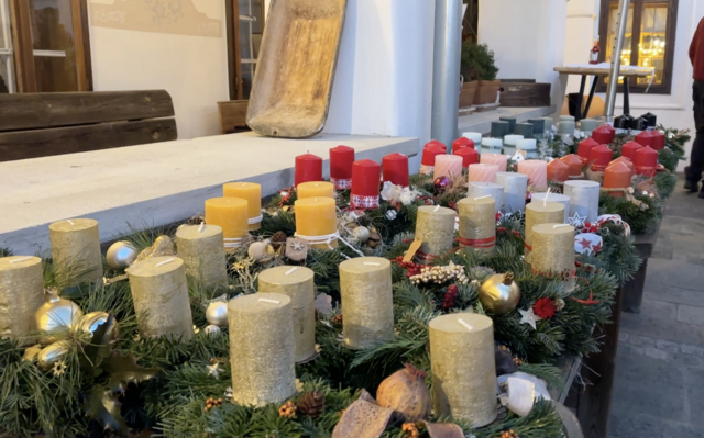 Adventkränze stehen zum Verkauf bereit.  | Foto: Elisabeth Kloiber