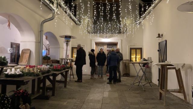 Der Henndorfer Hofladen bietet während der Adventzeit ein besonderes Ambiente.  | Foto: Elisabeth Kloiber