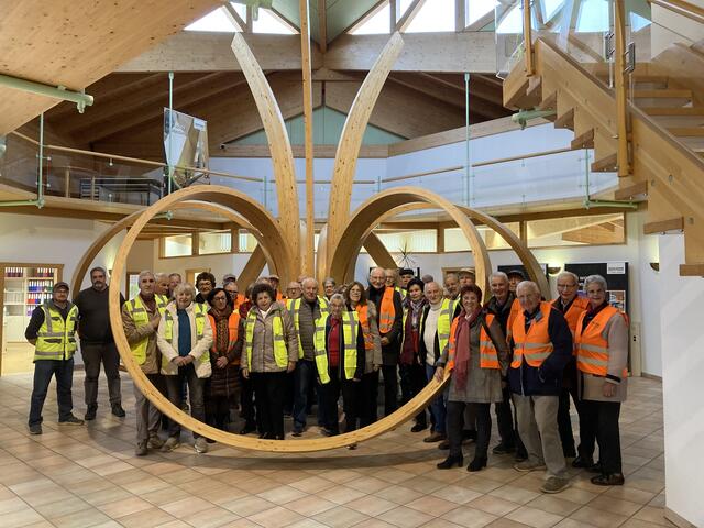 Der Seniorenbund in der Empfangshalle von Hasslacher Norica Timber in Kühweg | Foto: Seniorenbund Hermagor ©