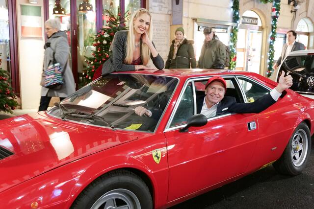 Heribert Kasper posierte mit seinem ehemaligen Ferrari. Model Beatrice Turin gratulierte dem Geburstagskind.  | Foto: Maximilian Spitzauer