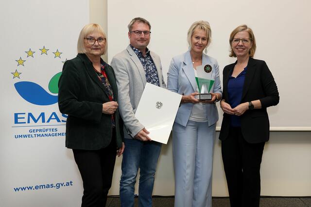 Bettina Hoffmann (Mitglied des deutschen Bundestags, Parlamentarische
Staatssekretärin im Ministerium für Umwelt, Naturschutz, Nukleare Sicherheit und
Verbraucherschutz), Roman Pachoinig, (Leitung HSEQ PMS Group), Gertraud Kaltenegger (Leitung Marketing PMS Group), Bundesministerin Leonore Gewessler | Foto: Umweltbundesamt/B. Gröger