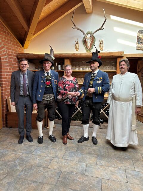 (von li.)Dekan Augustinus Kühne, David Nagiller, Elina Steinlechner-Glock, Obmann Alfred Kößler und Bgm. Martin Wegscheider | Foto: Wegscheider