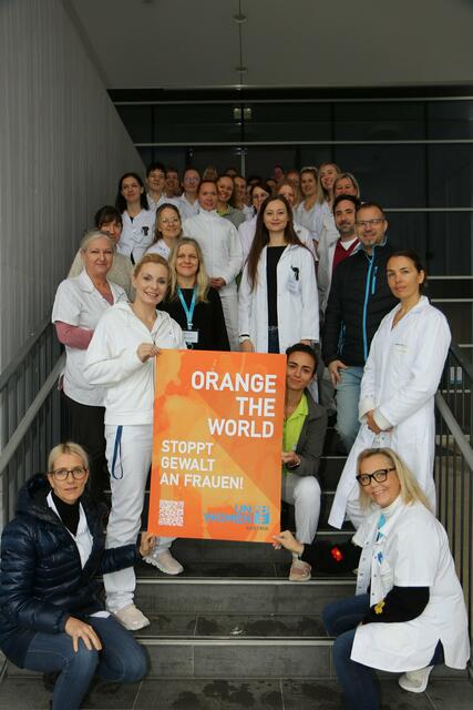Auch wenn das Krankenhaus Waiern heuer nicht in Orange erstrahlt, bekundet das Team Solidarität mit Frauen. | Foto: Diakonie de La Tour 