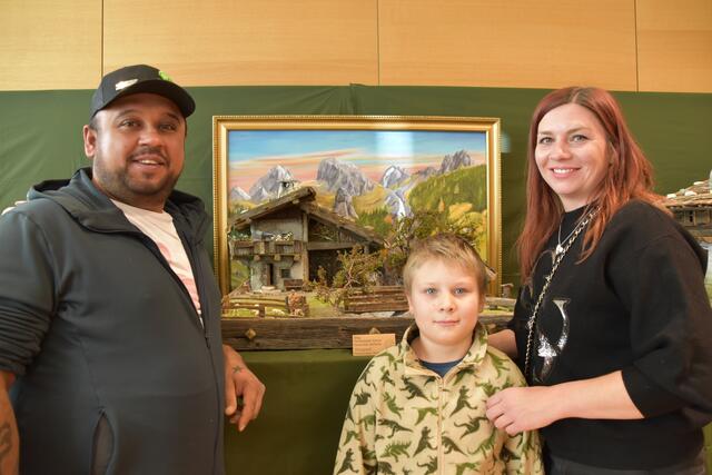 Stolz auf ihre Krippe: Stefanie Gleirscher, Daniel Pfurtscheller und Felix | Foto: Kainz