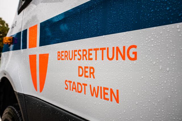 Trotz Wiederbelebungsmaßnahmen durch Ersthelfer und der Rettung erlag die Frau ihren Verletzungen. (Symbolbild) | Foto: Berufsrettung Wien