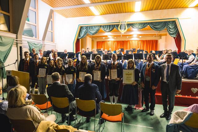 Die Geehrten: C. Spörr, H. Goldner, C. Riedl, I. Kirchmair, V. Kirchmair, M. Auckenthaler, A. Haidegger, T. Jenewein und S. Kerschbaumer | Foto: Pernsteiner