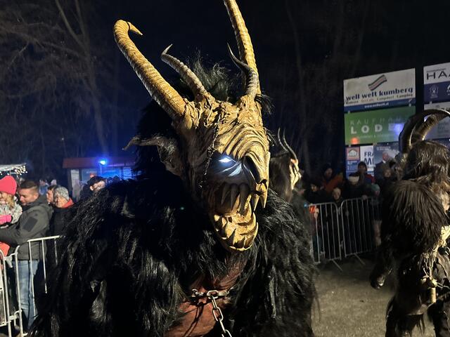 Die gruseligen Krampusmasken wussten die Menge zu erschrecken.  | Foto: MeinBezirk