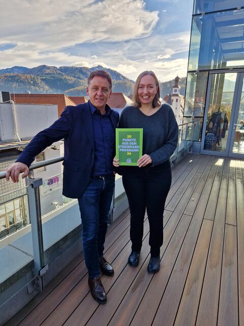 Lambert Schönleitner und Susanne Sinz präsentierten in Leoben 20 Punkte aus dem Steiermark-Programm der Grünen.  | Foto: Die Grünen