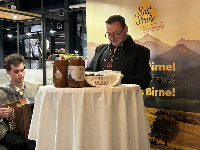 Große Mostverkostung in unserer Region: Der "Jungspund" ist der erste Most, der im heurigen Jahr in Flaschen abgefüllt wurde. | Foto: Eva Dietl-Schuller