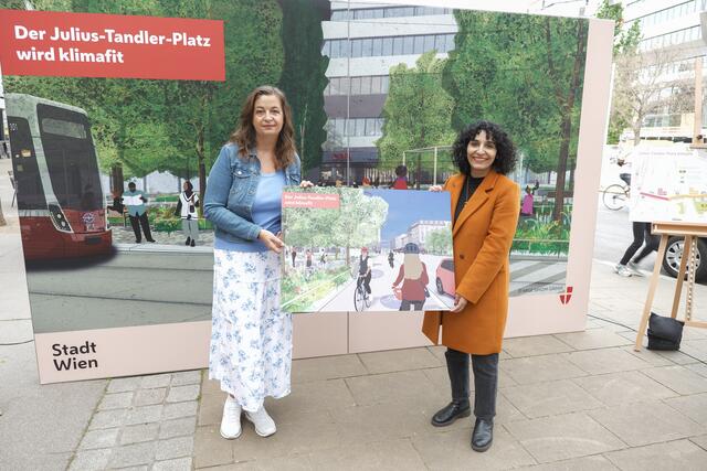 Stadträtin Ulli Sima (l.) und Bezirksvorsteherin Saya Ahmad (beide SPÖ) stellten kürzlich die Pläne für den neuen Julius-Tandler-Platz vor. | Foto: Maximilian Spitzauer