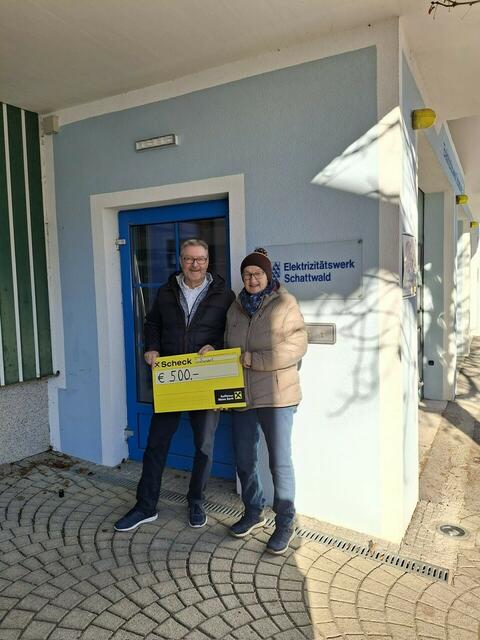 EW Schattwald-Geschäftsführer Thomas Moritz bei der Spendenübergabe an Theresa Schneider. | Foto: EW Schattwald