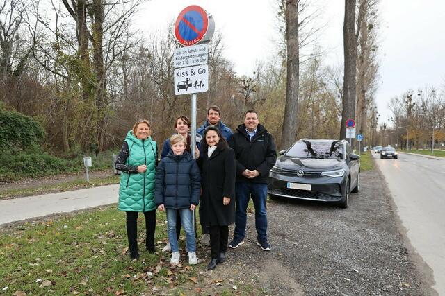 Vizebürgermeisterin Maria-Theresia Eder, die Schüler Luis Csapo und Samuel Patzl, Direktor Johannes Poyntner und die Elternvertreter Susanne Wertheimer-Wiegel und Karl Swoboda | Foto: Elternverein des privaten Gymnasiums Klosterneuburg/Wertheimer-Wiegel