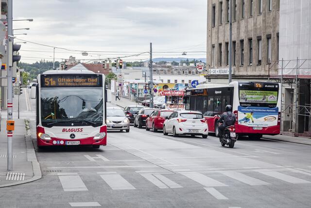 Am Montag kam es zu einem Unfall zwischen einem Motorradfahrer und einem Öffi-Bus. (Symbolbild) | Foto: Manfred Helmer/Wiener Linien