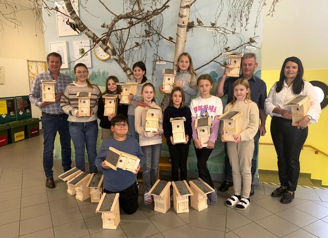 Thomas Schäfauer und Horst Zwischenberger mit den Schülerinnen und Schülern. | Foto: MG Seeboden