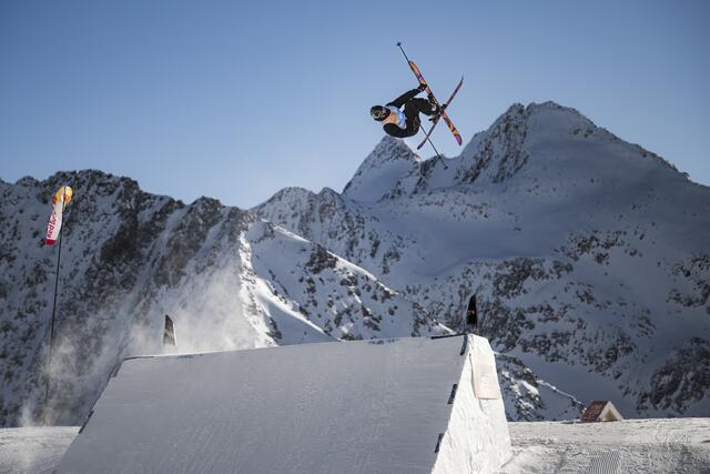 Mit einer überzeugenden Performance hielt das Salzburger Freeski-Ass Matej Svancer die Fahnen für Österreich hoch.  | Foto: Sebastian Marko