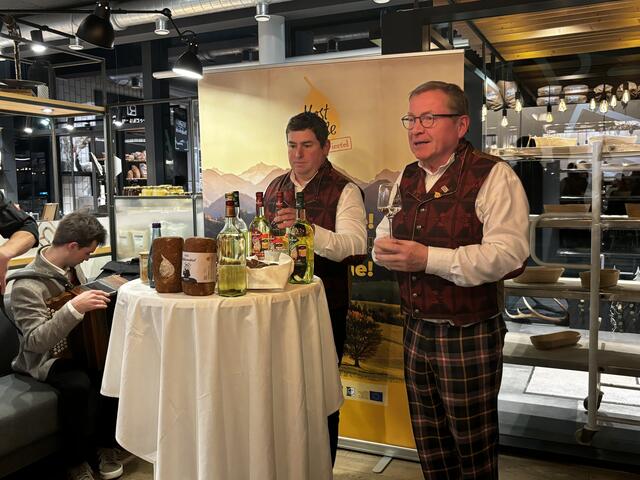 Große Mostverkostung in unserer Region: Der "Jungspund" ist der erste Most, der im heurigen Jahr in Flaschen abgefüllt wurde. | Foto: Eva Dietl-Schuller