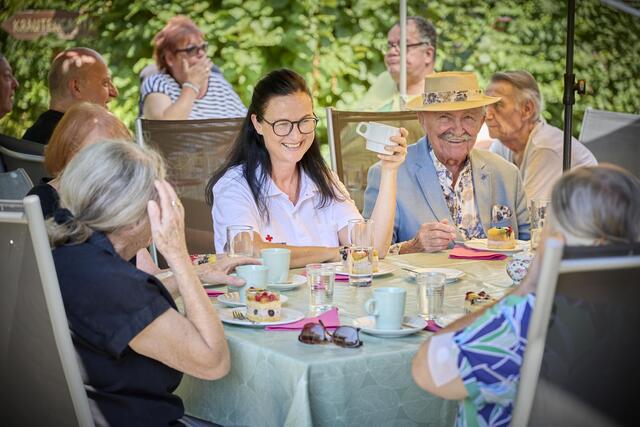 Gemütliches Beisammensein beim RK-Treff.  | Foto: OÖRK/Werner Asanger 