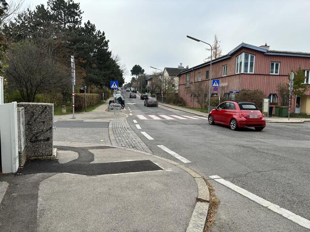 Die Karl-Schwed-Gasse ist eine Straße mit Gegenverkehr, aktuell ist Tempo 50 erlaubt.  | Foto: Lisa Kammann
