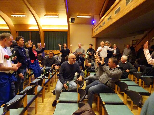 Ein voller Veranstaltungssaal und begeisterte Gesichter: Der Chor Choriosum trifft den richtigen Ton in Tulfes. | Foto: Otto Zeisler