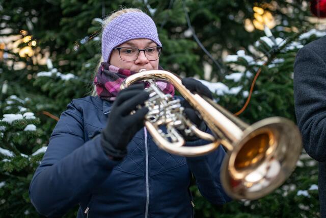 Adventmarkt am Bayrhamerplatz. | Foto: Adi Aschauer