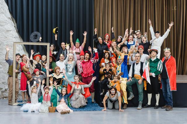 Viele Prinzen, Hexen, Königinnen, Rotkäppchen, Fabelwesen, Zauberer und andere Märchenfiguren kamen im Salzhof zusammen. | Foto: Flora Fellner